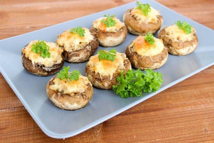 Champiñones rellenos de pollo y piña