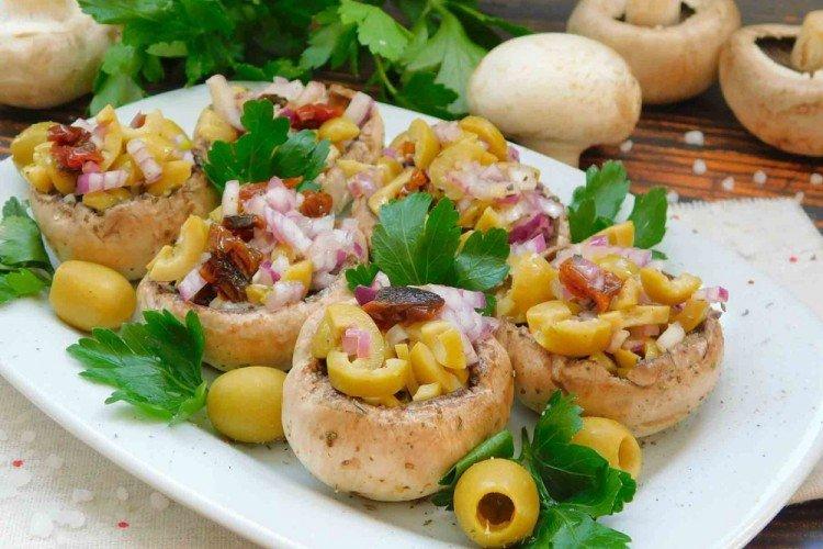 Champiñones rellenos de aceitunas y pimiento