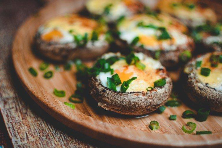 Champiñones rellenos de huevos y hierbas