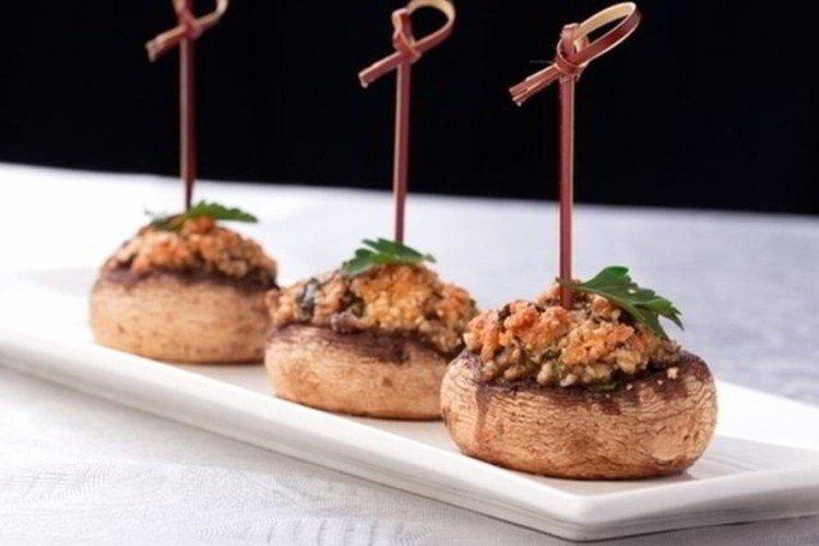 Champiñones rellenos de queso y nueces