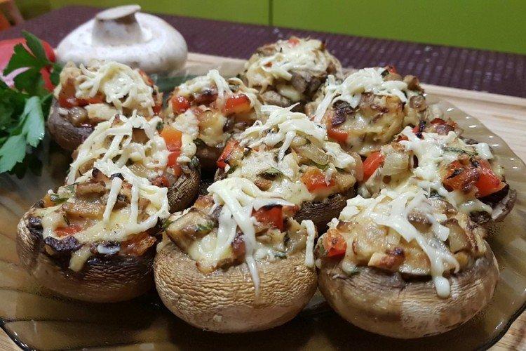 Champiñones rellenos de pollo y tomate