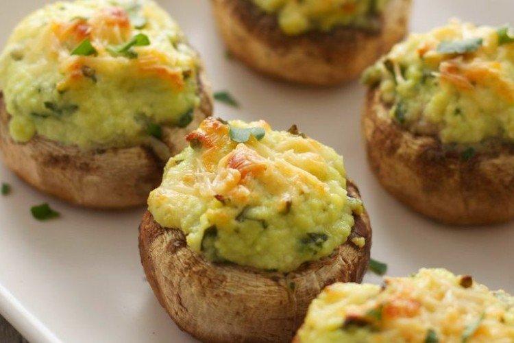 Champiñones rellenos de aguacate y hierbas