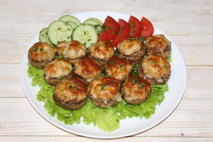 Champiñones rellenos de carne picada y pepinillos