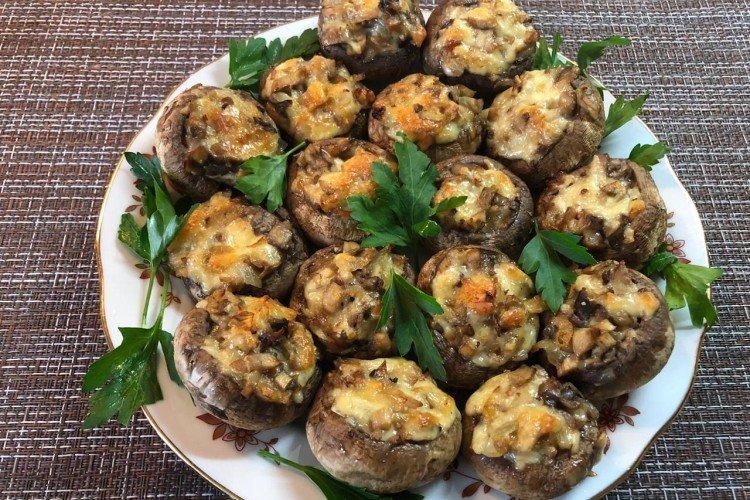 Champiñones rellenos de cerdo en tomate