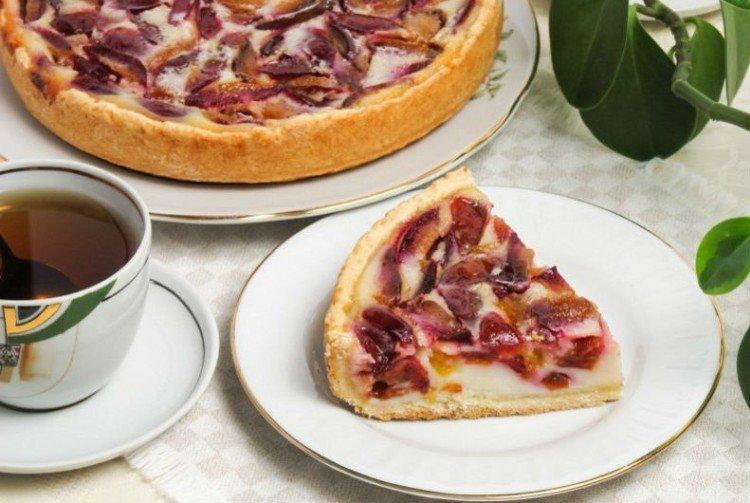Mürbeteigkuchen mit Quark und Pflaumen