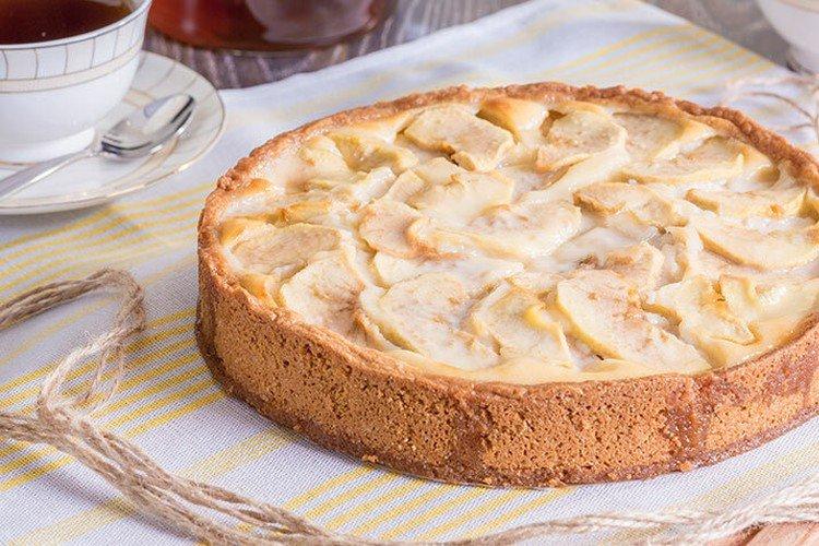 Mürbeteigkuchen mit Quark und Apfelspalten
