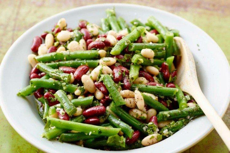 Salat mit grünen Bohnen und Dosenbohnen