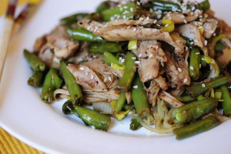 Salat mit grünen Bohnen, Gurken und Chili