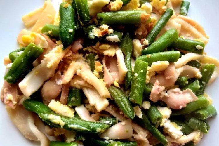 Salat mit grünen Bohnen und Tintenfisch