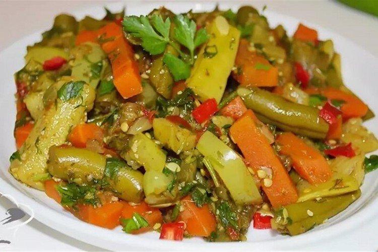 Salat mit grünen Bohnen und Gemüse