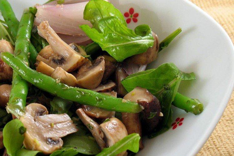 Salat mit grünen Bohnen und Champignons
