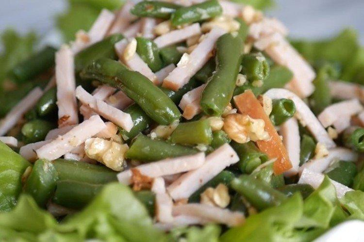 Salat mit grünen Bohnen, Schinken und Birne