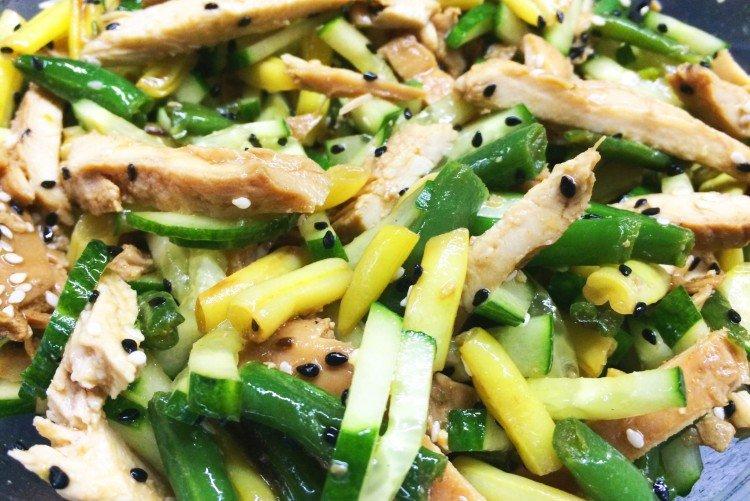 Salat mit grünen Bohnen und Hähnchen