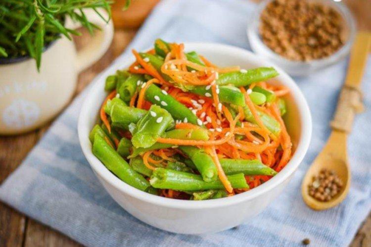 Salat mit grünen Bohnen und koreanischen Karotten