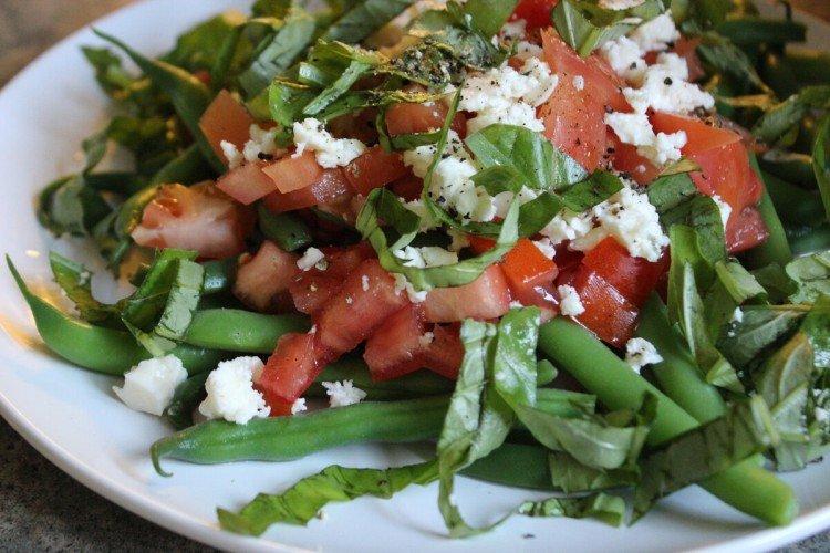 Salat mit grünen Bohnen, Kartoffeln und Tomaten