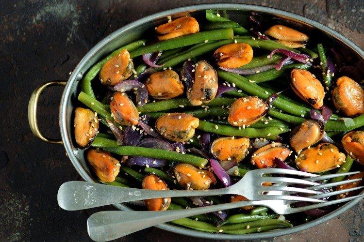 Salat mit grünen Bohnen und Muscheln