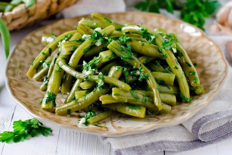 Salat mit grünen Bohnen und Kräutern