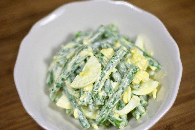 Salat mit grünen Bohnen und Frischkäse