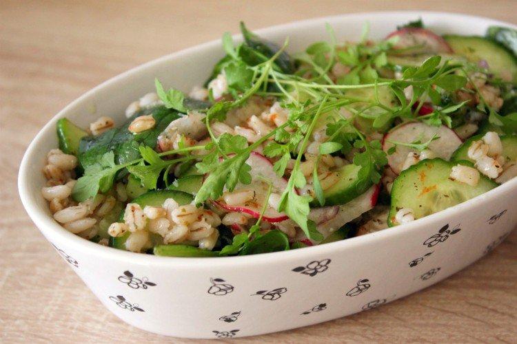 Салат с редиской и перловкой