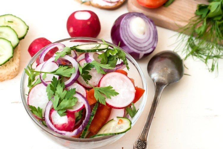 Салат с редиской, красным луком и грецкими орехами