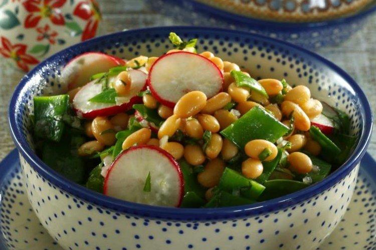 Салат с редиской и фасолью