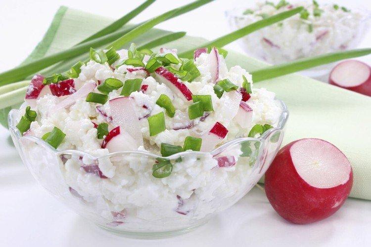 Салат с редиской и творогом
