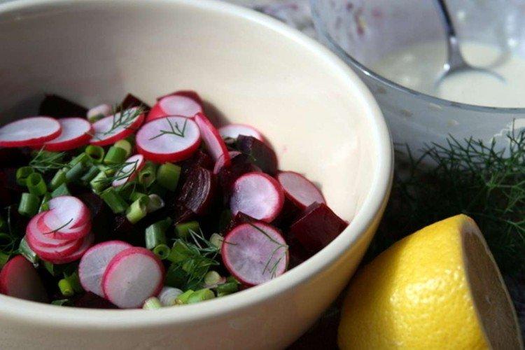 Салат с редиской и свеклой