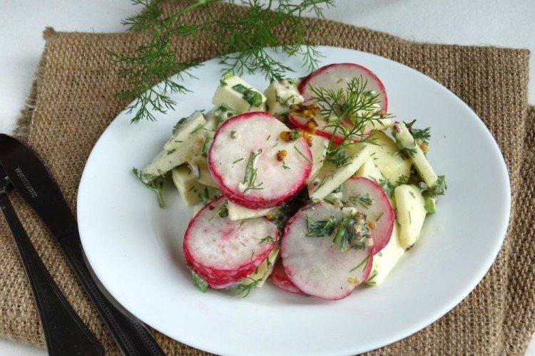 Салат с редиской и яблоками