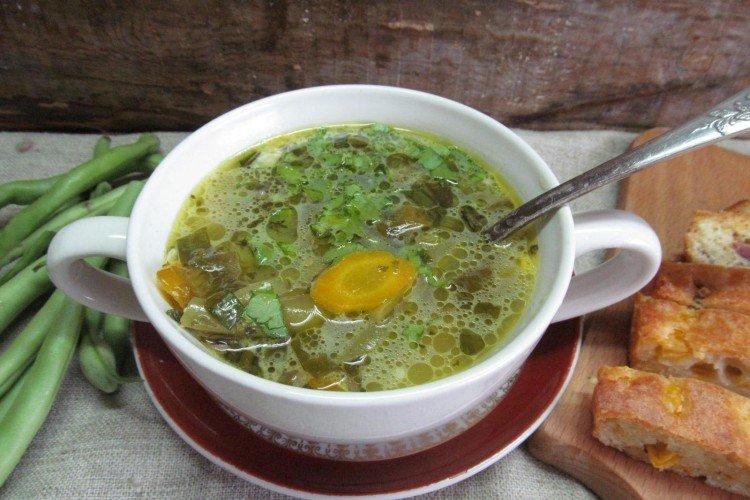Suppe mit grünen Bohnen und Spinat