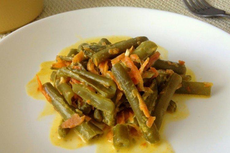 Grüne Bohnen mit Karotten in Sahnesauce