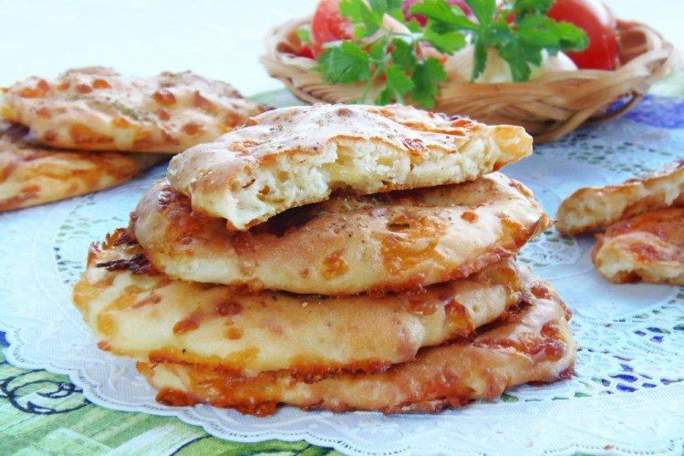 Khachapuri perezosos con agua mineral