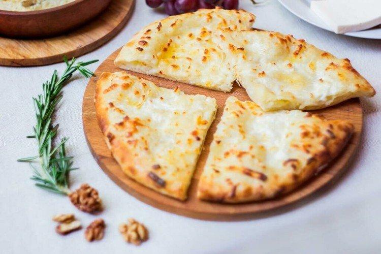 Khachapuri perezosos con tres tipos de queso