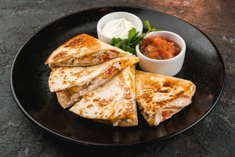 Quesadilla de pollo y huevo