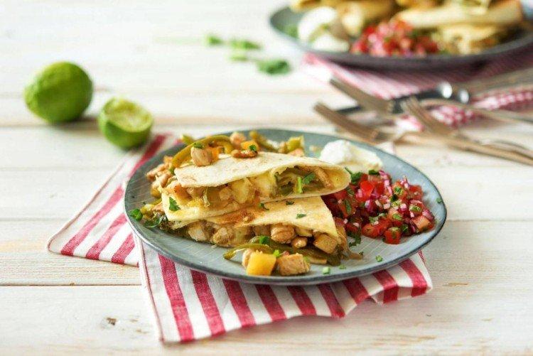 Quesadilla de pollo y piña