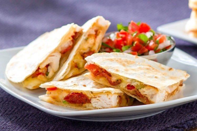 Quesadilla de pollo, hierbas y aceitunas