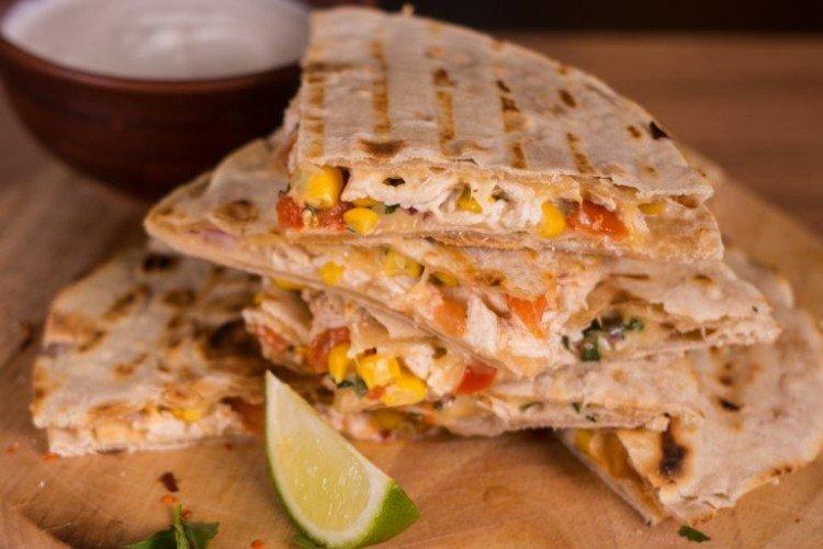 Quesadilla de pollo y maíz