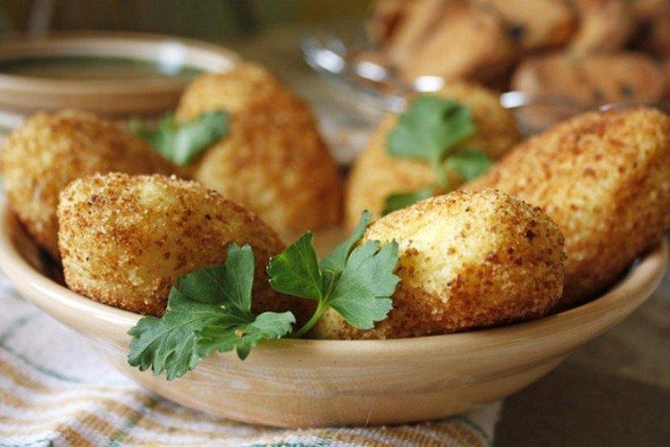 Croquetas de patata con crema agria y aros de cebolla