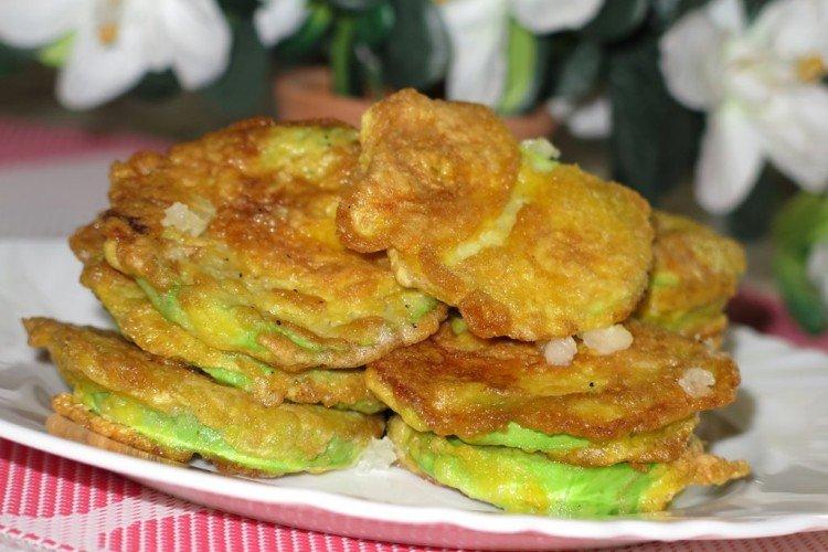 Calabacines en tempura con agua mineral