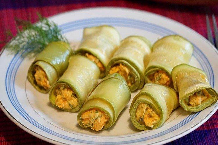 Rollitos de calabacín con zanahoria y huevo