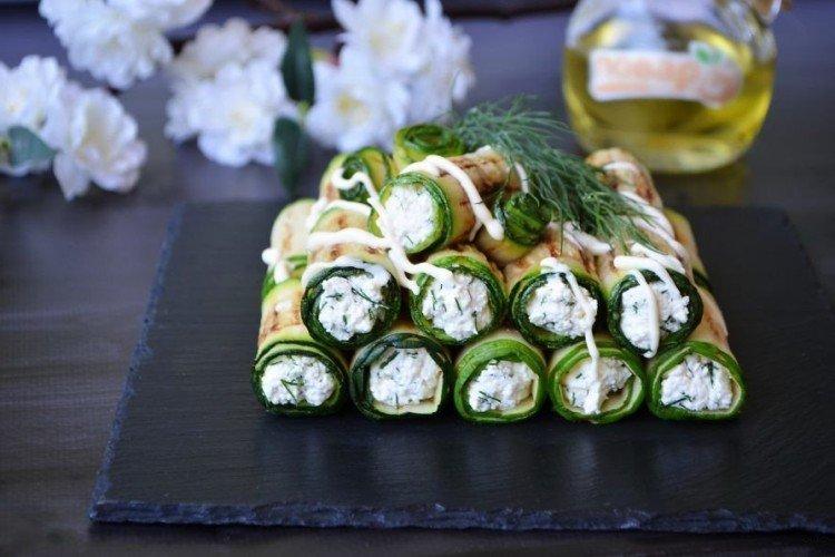 Rollitos de calabacín con requesón
