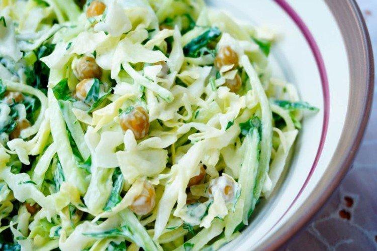 Ensalada de col con pepino y guisantes