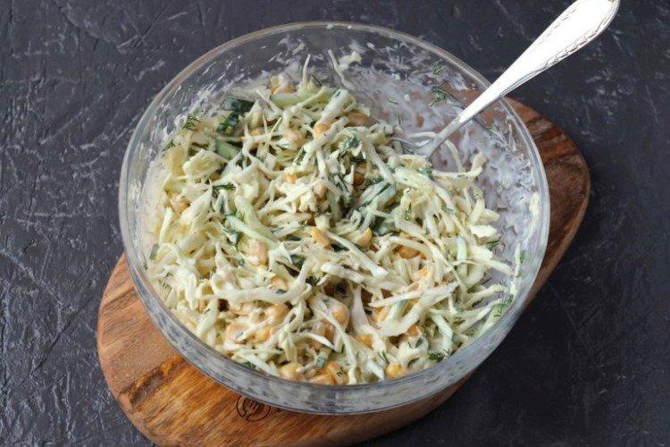 Ensalada de col fresca con pepino y piña