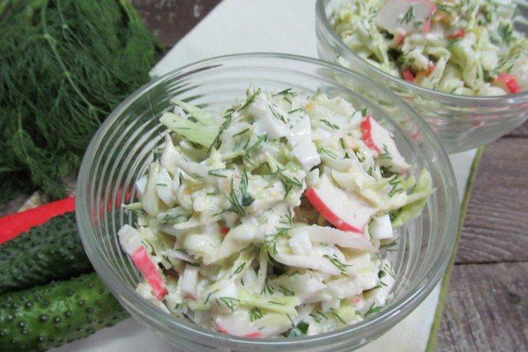 Ensalada de col, pepino y palitos de cangrejo