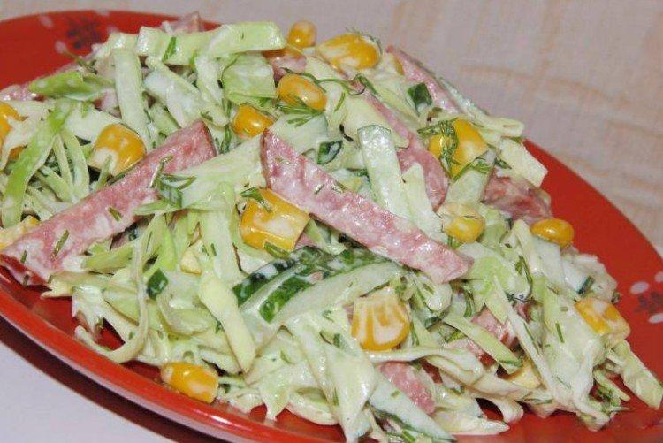 Ensalada de col fresca con pepino y salchicha