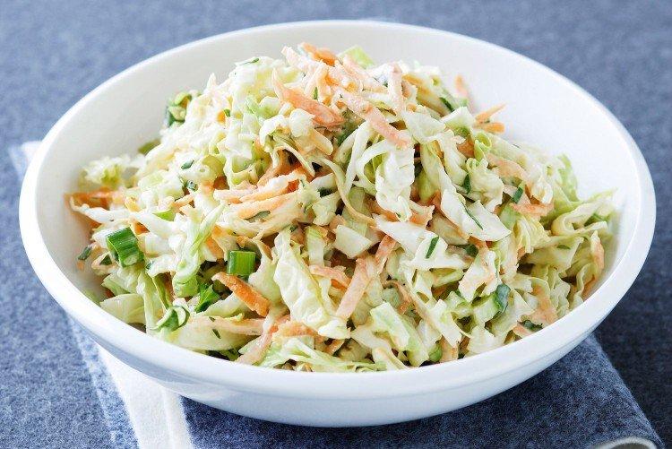 Ensalada de col con pepino y aderezo de sésamo
