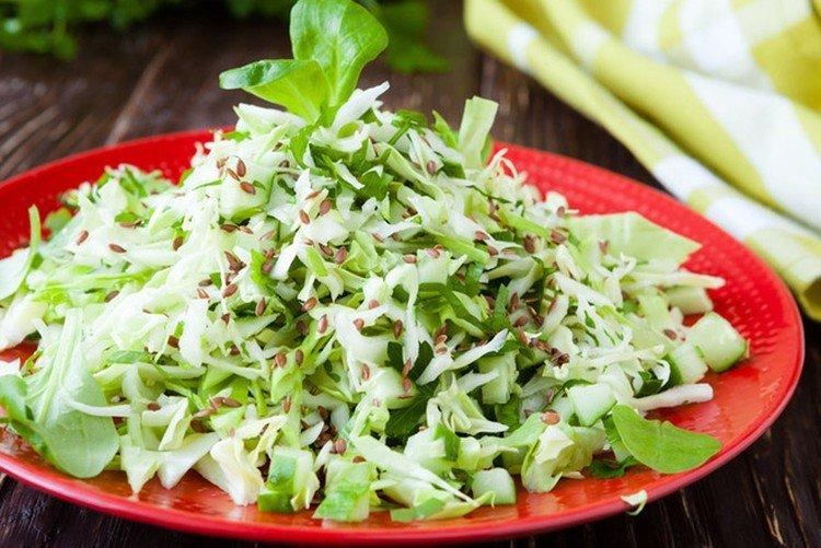 Ensalada de col fresca con pepino y apio