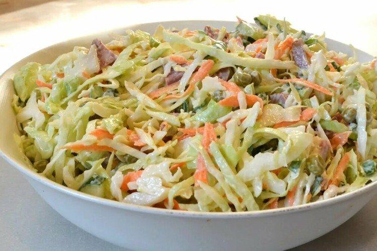Ensalada de col fresca con pepino y ternera