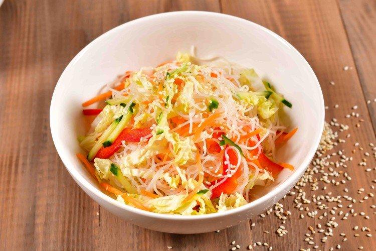 Ensalada picante con col, pepino y fideos