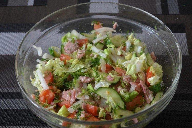 Ensalada de col fresca, pepinos y pescado enlatado