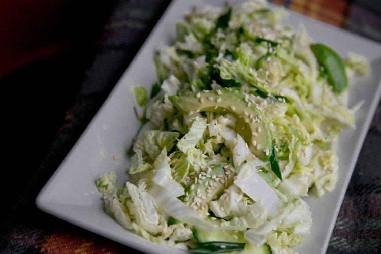 Ensalada de col fresca con pepino y aguacate